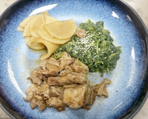 Poitrine de porc braisée façon kakuni, radis blanc et épinards au sésame, dans une assiette bleue